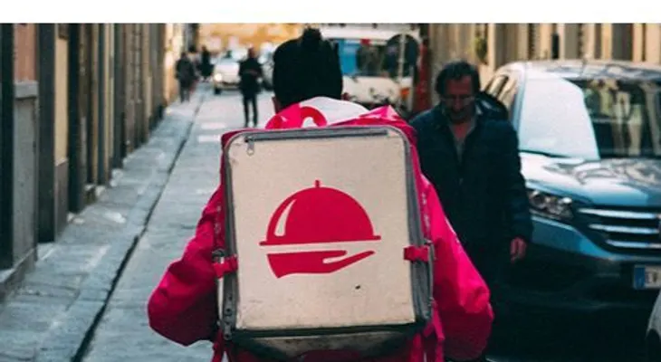 Una joven descubre la infidelidad a su novio gracias a un sándwich a domicilio
