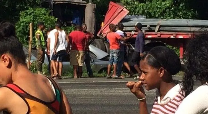 Un camión choca 13 vehículos y varias personas resultan heridas 