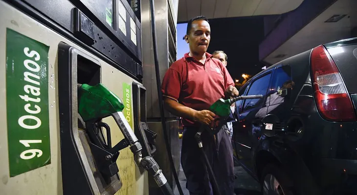 Nuevas medidas económicas en Venezuela: aumentan la gasolina y los salarios