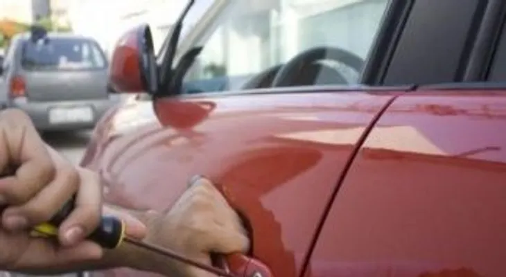 Roban en el carro del periodista Víctor Bautista, estaba detrás de un destacamento policial