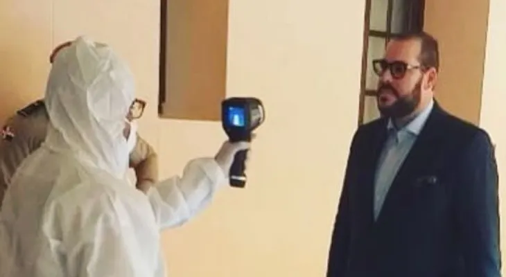 Danilo Medina somete funcionarios que los visitan a una prueba de temperatura 