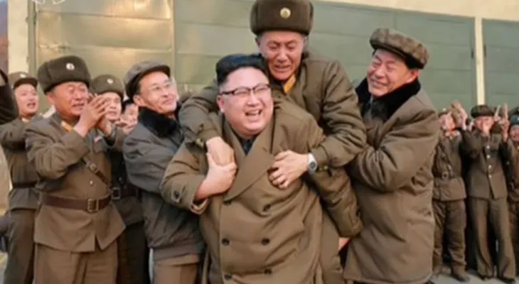 Quién es el hombre que se atrevió a subirse a caballito de Kim Jong-un