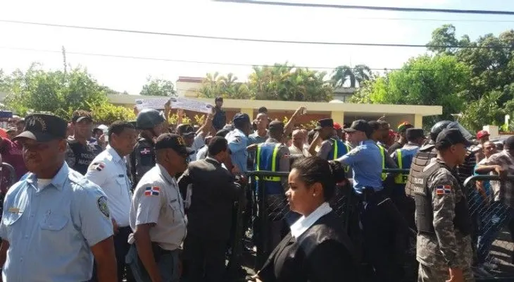 Aplazan audiencia de empresarios contra "monopolio" en sector transporte; multitud acude en respaldo federaciones