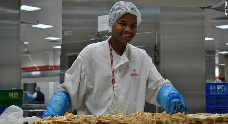 Dentro de una de las fábricas más grandes de comida para líneas aéreas