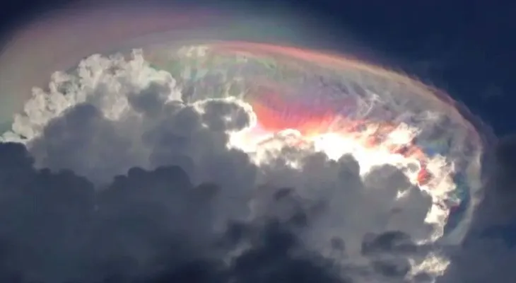 Una misteriosa nube del final de los tiempos desconcierta a los costarricenses