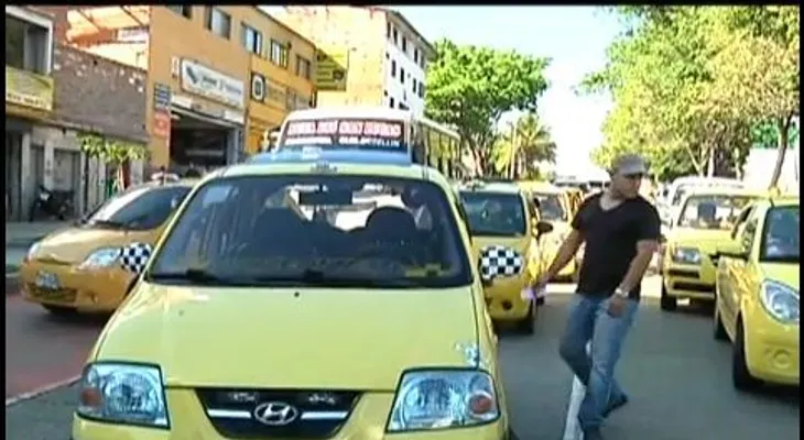 Taxistas de Santiago protestan contra puesta en operación de Uber