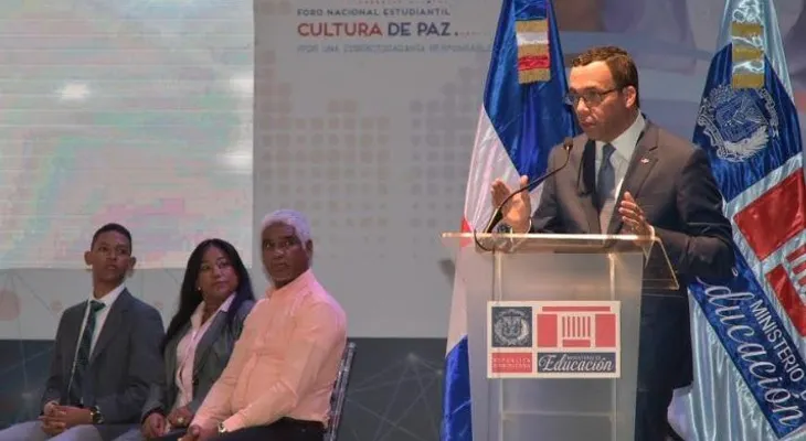Ministro Andrés Navarro encabeza apertura foro estudiantil por ciudadanía responsable