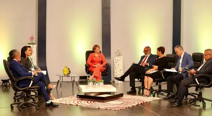 Lucía Medina: El grupo de LF ha faltado el respeto a DM; dice hay tiempo para reformar la Constitución