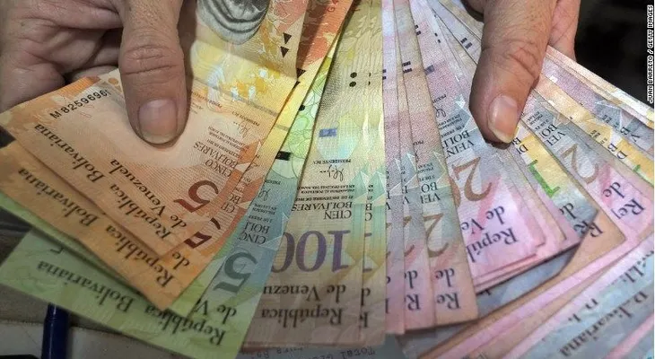 La moneda de Venezuela vale menos que una servilleta