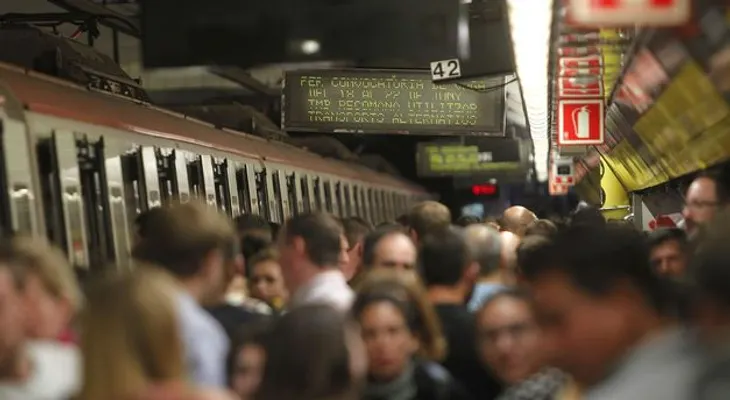 Un hombre prende fuego en vagón de un tren y apuñala a varios pasajeros