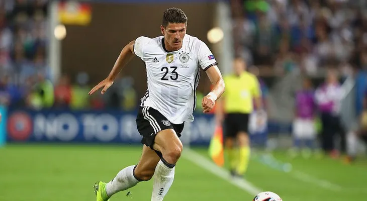 El futbolista Mario Gomez abandona la liga turca por la situación política
