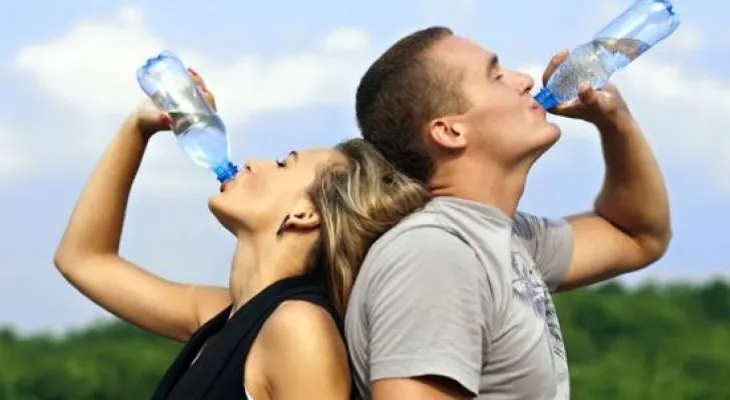 Beneficios de beber tres litros de agua durante un mes 
