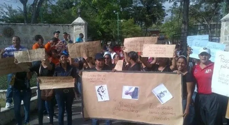 Realizan vigilia en demanda de pago a empleados de Instituto Salomé Ureña