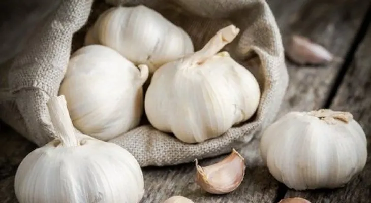 Combate la tos con esta bebida natural de cebolla y ajo