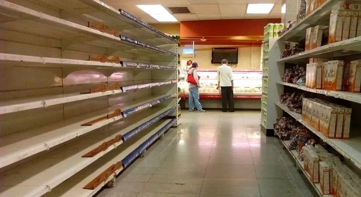 Gobierno de Venezuela culpa a EE.UU. por escasez de comida y dice que oposición está pidiendo armas