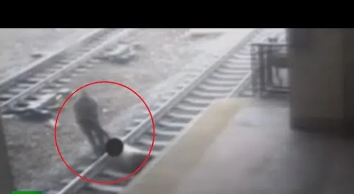Rescate increíble de un suicida a segundos de ser arrollado por un tren 