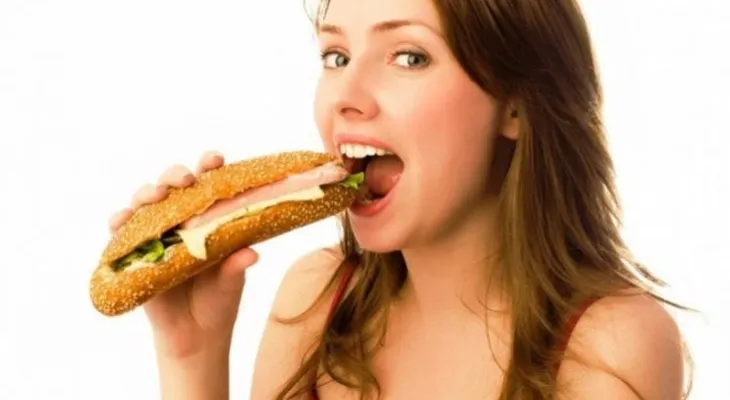 Comer en exceso por la noche podría traerte serios problemas de salud