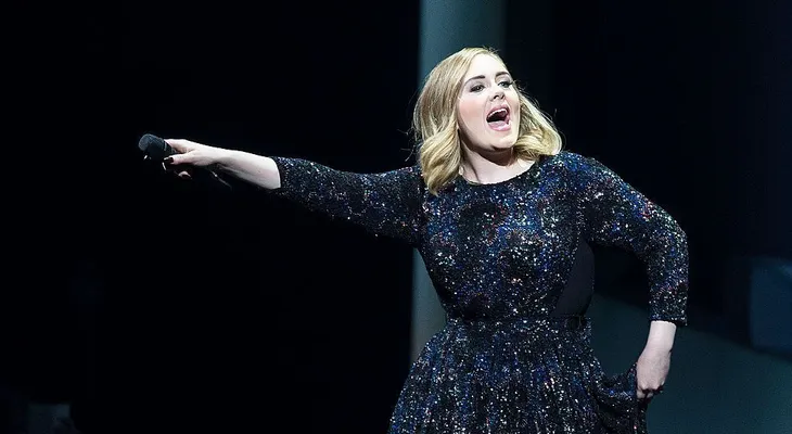 Los fanáticos de Adele cantan por ella