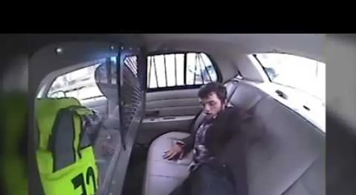 Un detenido sale eyectado de un coche policial y se fuga (VIDEO)