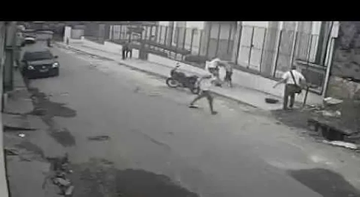 Intentan asaltar a dos mormones y reciben una golpiza increíble