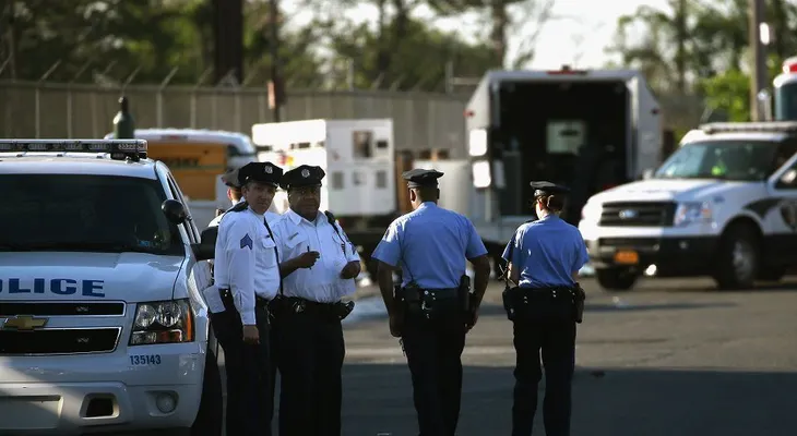 Oficial de policía de Filadelfia sobrevive a presunto atentado de homicidio