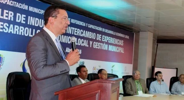 Johnny Jones ve capacidades de la municipalidad como el motor del desarrollo en RD