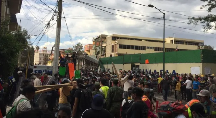 El rescate que todo México espera: los niños atrapados entre los escombros de la escuela colapsada