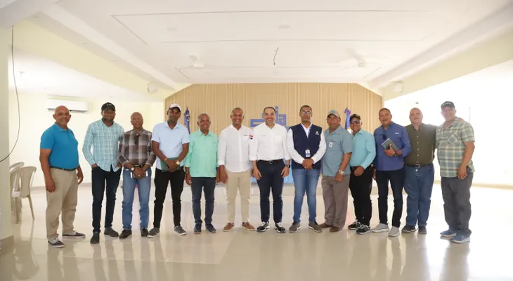 Defensor del Pueblo e INDRHI se reúnen con juntas de regantes del Valle de San Juan para optimizar la gestión hídrica