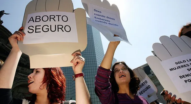 Cientos de mujeres abortan clandestinamente en Bolivia cada día, según el Ministerio de Salud