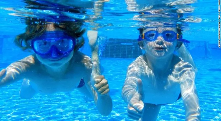 Esta es la forma no tan dulce de medir la orina en las piscinas
