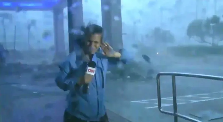 La fuerza del huracán María arrastró a una periodista cuando transmitía en vivo