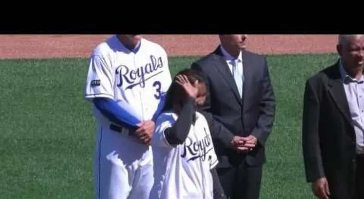 Homenaje a Yordano Ventura; madre lanza primera bola