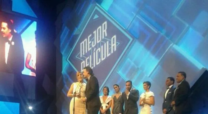 Miriam Cruz, Daniel Sarcos y Raulín Rodríguez con dos estatuillas; película ¿Quién Manda?, la más galardonada en Premios Soberano 2014