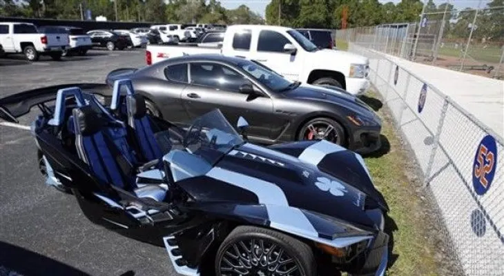 Pelotero Yoenis Céspedes causa sensación con sus autos personalizados