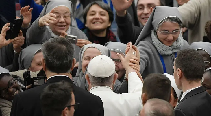 Papa dice que faltan sacerdotes, ¿por qué no permiten ordenar mujeres?