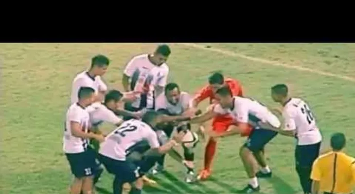 ¿Dónde está el truco? Futbolistas hacen levitar la pelota tras un espectacular gol