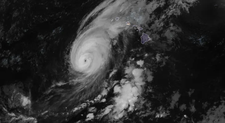 La trayectoria del huracán Lowell se acerca a Hawái y activa alertas en Kauai y Niihau