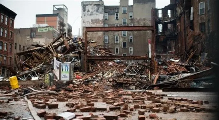 Derrumbe en NY: Pocas esperanzas por 2 desaparecidos 