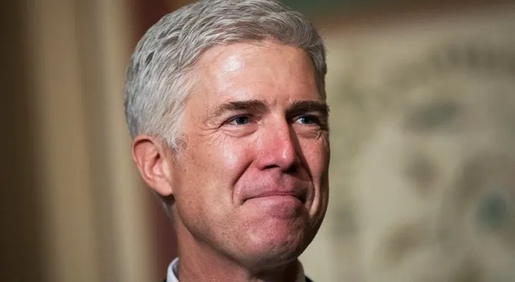 Los republicanos cambian las normas del Senado para aprobar al juez de Trump