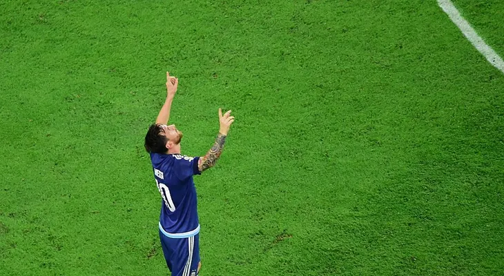 ¿San Messi? Este fanático se rindió ante los pies del astro argentino y lo 'alabó'