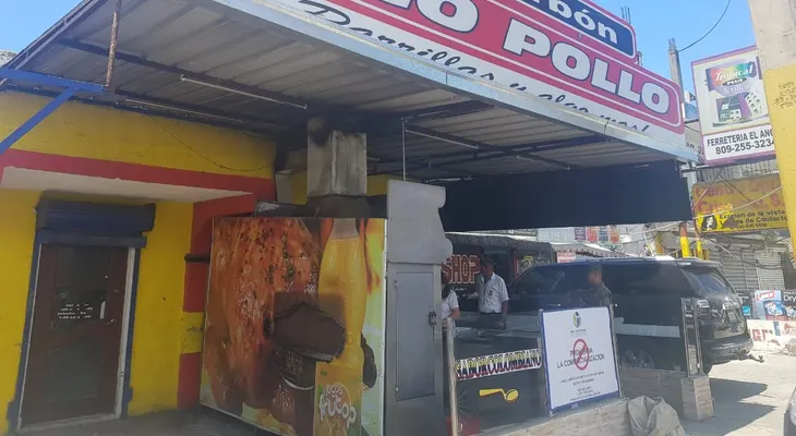 Pro Consumidor cierra y multa al Restaurante Rico Pollo por insalubridad y desacato a la autoridad