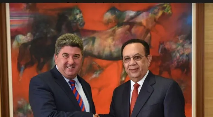 Gobernador Valdez Albizu recibe a Embajador de Gran Bretaña; conversan temas de interés para ambos países