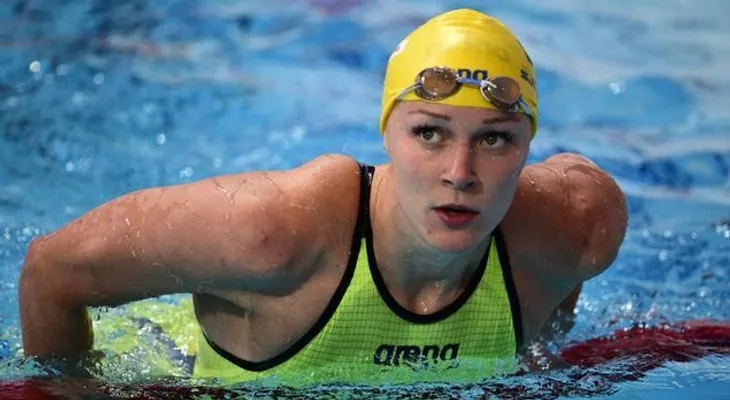 Sueca Sjostrom rompe récord mundial para lograr el oro en 100 metros mariposa