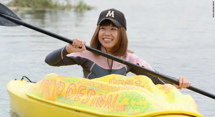 Artista japonesa multada por vender kayak con forma de su vagina