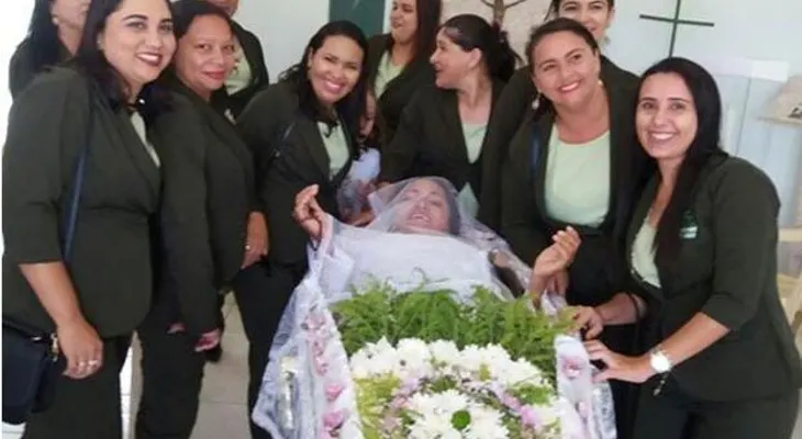 Mujer brasileña cumple su increíble sueño de ser velada viva