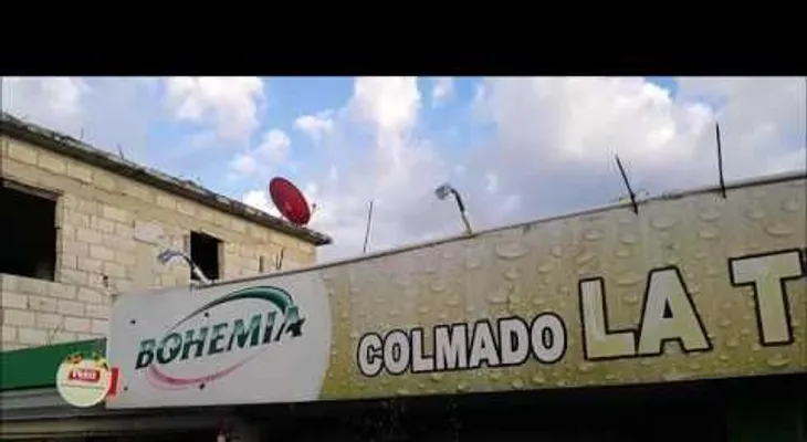 Un colmado ofrece inusual servicio para combatir el zofocante calor (VIDEO)