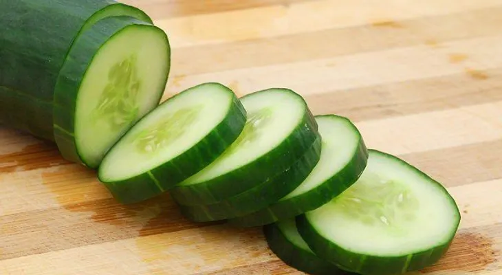 El pepino es bueno para la resaca, ayuda a perder peso y mejora la digestión. NO DEBES FALTAR EN TU HOGAR
