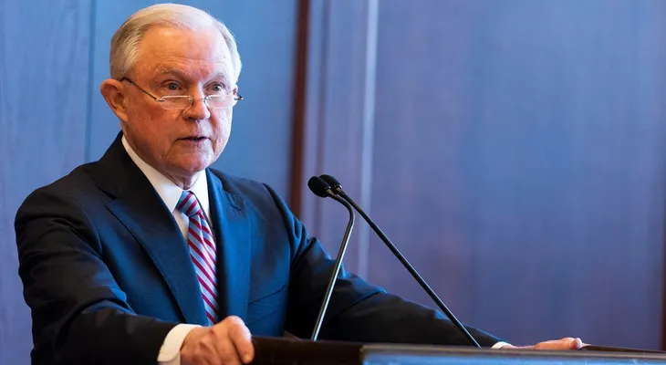 Destacados exfiscales piden a Sessions poner fin a la política de "cero tolerancia" en la frontera
