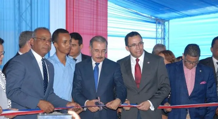 Presidente Medina entrega dos nuevos liceos en Monseñor Nouel