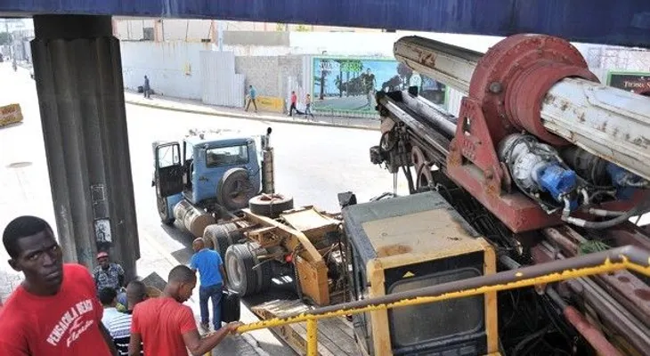 Camión remolque se atasca en elevado